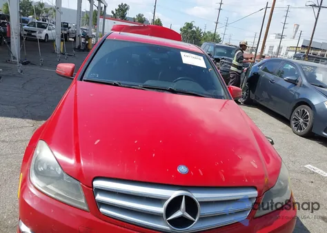 2012 Mercedes-Benz C 250 Sport z USA, uszkodzony, nr VIN WDDGF4HB5CR232707